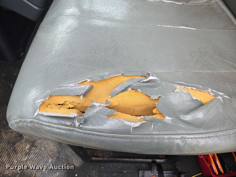 image for item DW7054 2003 International 4200 box truck