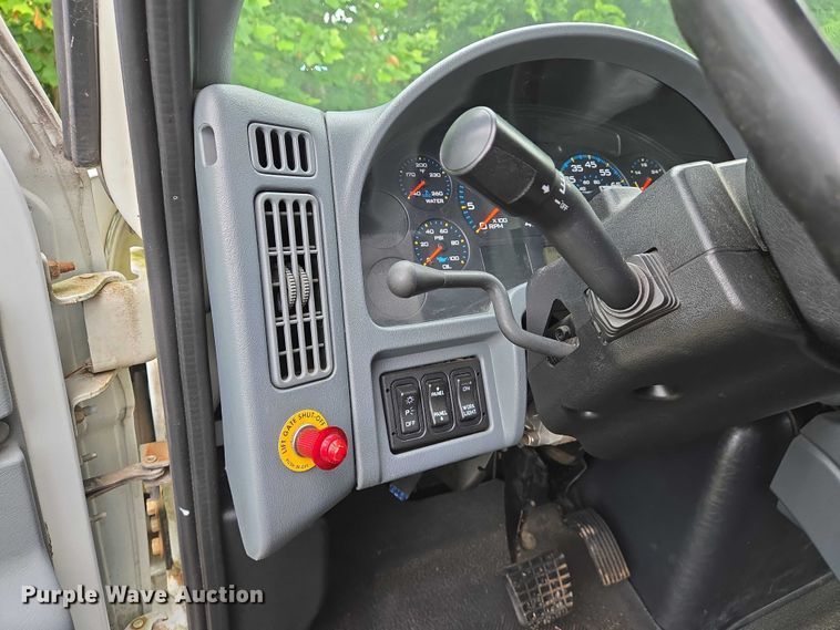 image for item DW7054 2003 International 4200 box truck