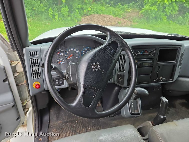 image for item DW7054 2003 International 4200 box truck