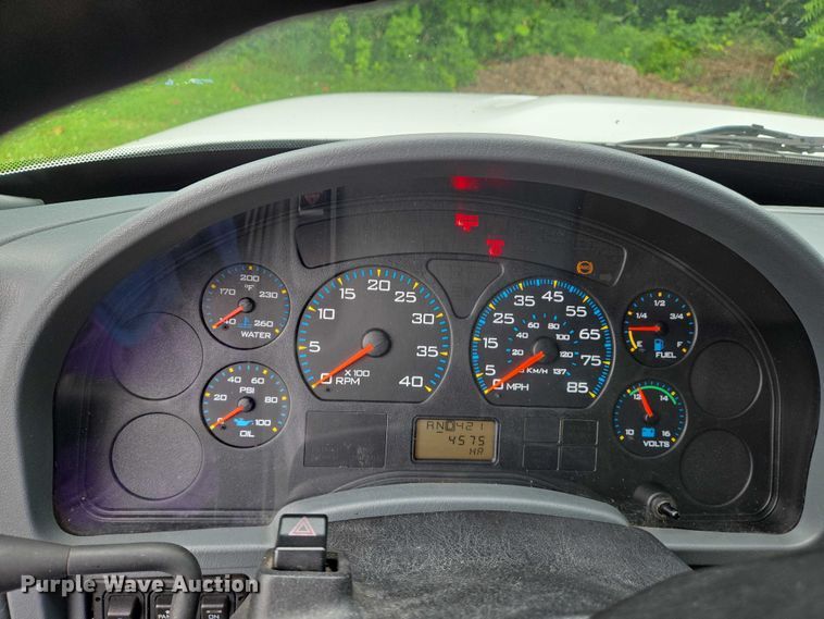 image for item DW7054 2003 International 4200 box truck