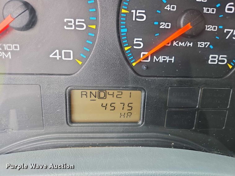 image for item DW7054 2003 International 4200 box truck