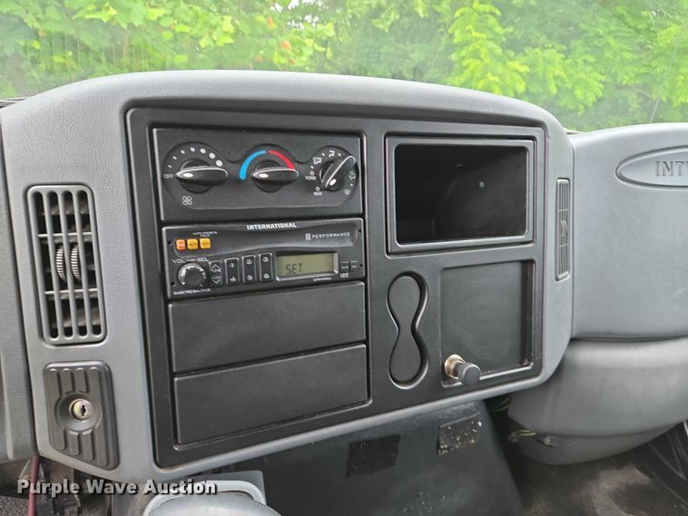 image for item DW7054 2003 International 4200 box truck