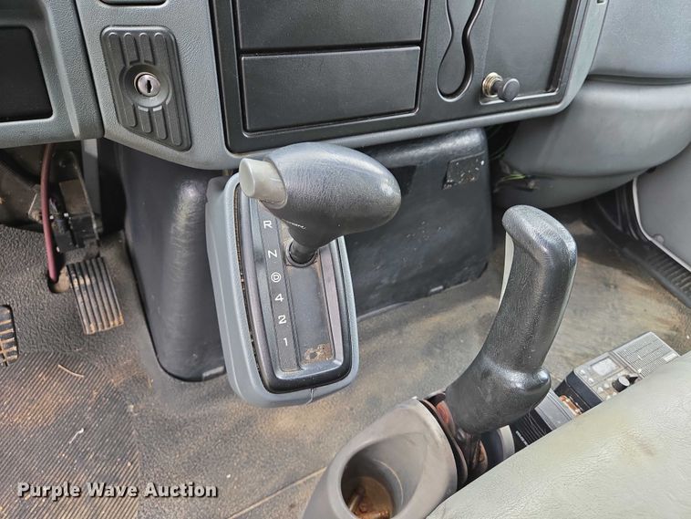 image for item DW7054 2003 International 4200 box truck