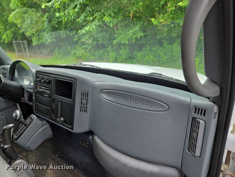 image for item DW7054 2003 International 4200 box truck