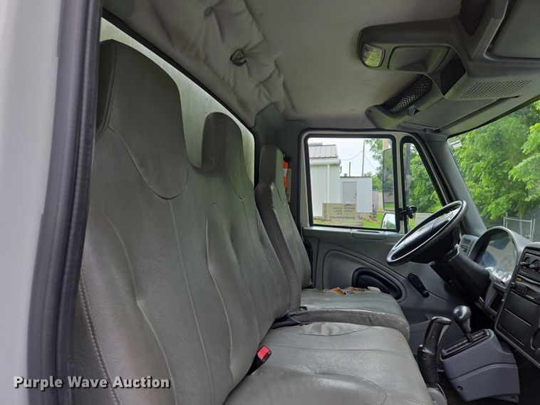 image for item DW7054 2003 International 4200 box truck