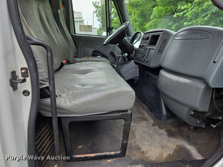 image for item DW7054 2003 International 4200 box truck