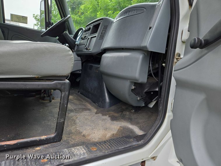 image for item DW7054 2003 International 4200 box truck