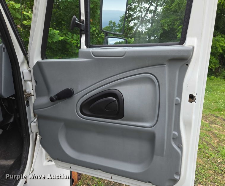 image for item DW7054 2003 International 4200 box truck