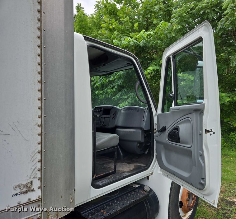 image for item DW7054 2003 International 4200 box truck