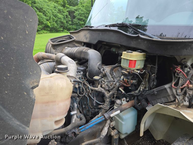 image for item DW7054 2003 International 4200 box truck