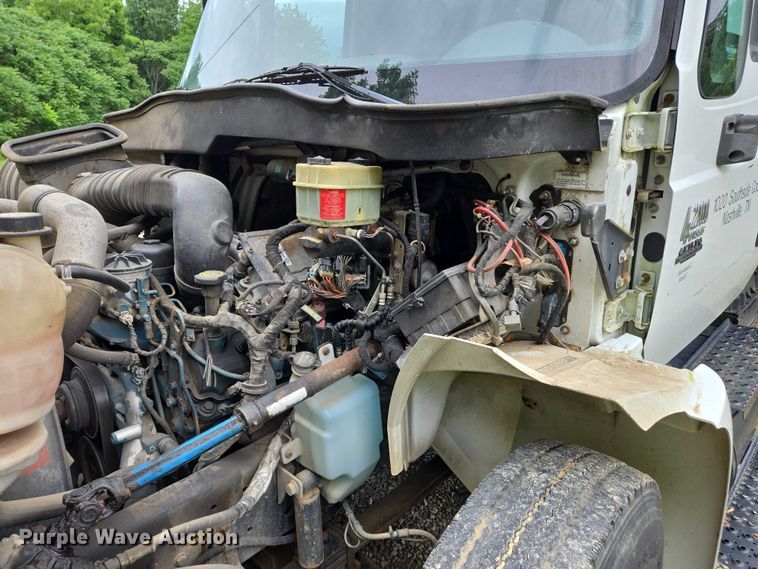 image for item DW7054 2003 International 4200 box truck