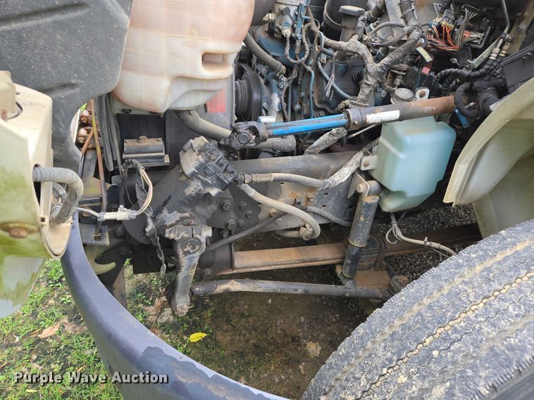 image for item DW7054 2003 International 4200 box truck