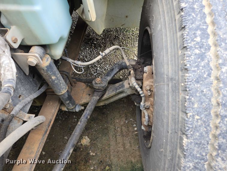 image for item DW7054 2003 International 4200 box truck