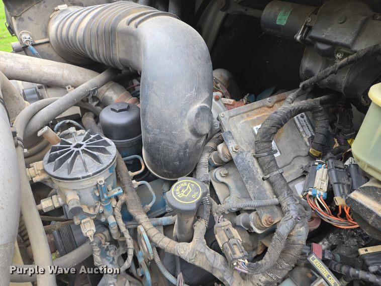 image for item DW7054 2003 International 4200 box truck