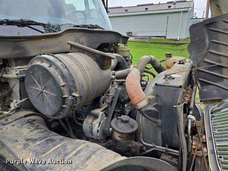 image for item DW7054 2003 International 4200 box truck