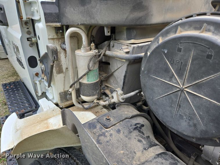 image for item DW7054 2003 International 4200 box truck