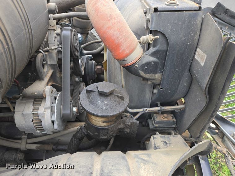 image for item DW7054 2003 International 4200 box truck