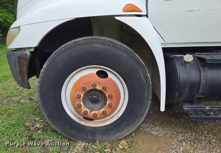 image for item DW7054 2003 International 4200 box truck