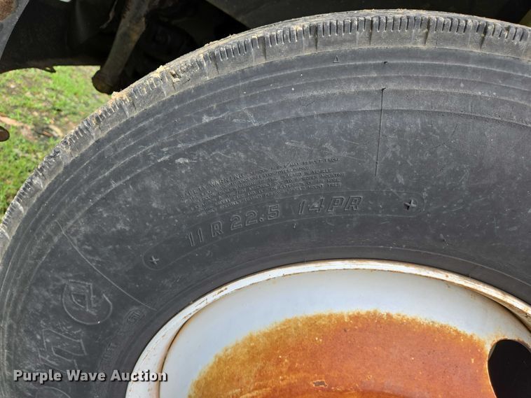 image for item DW7054 2003 International 4200 box truck