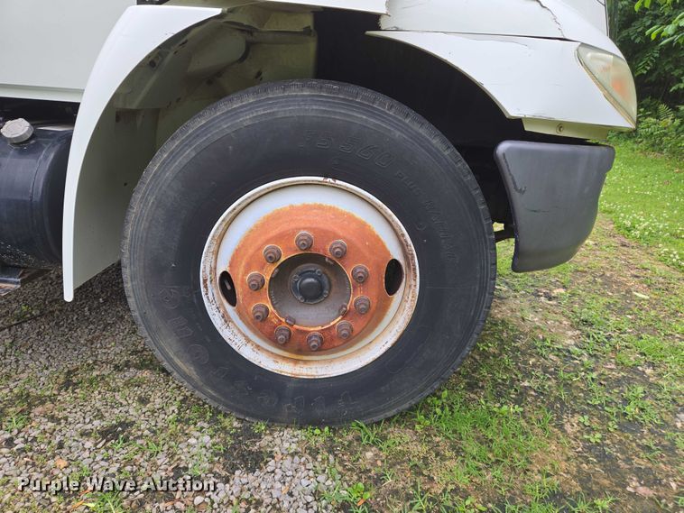 image for item DW7054 2003 International 4200 box truck