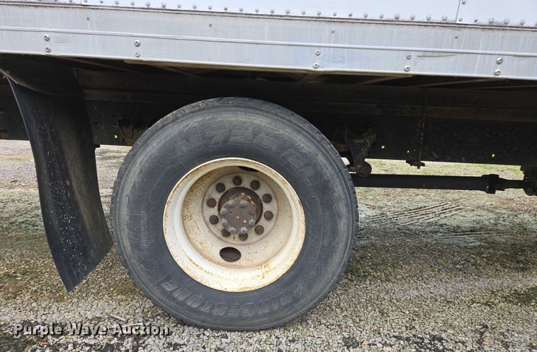 image for item DW7054 2003 International 4200 box truck