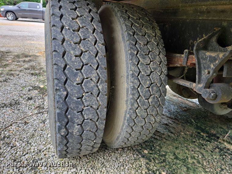 image for item DW7054 2003 International 4200 box truck