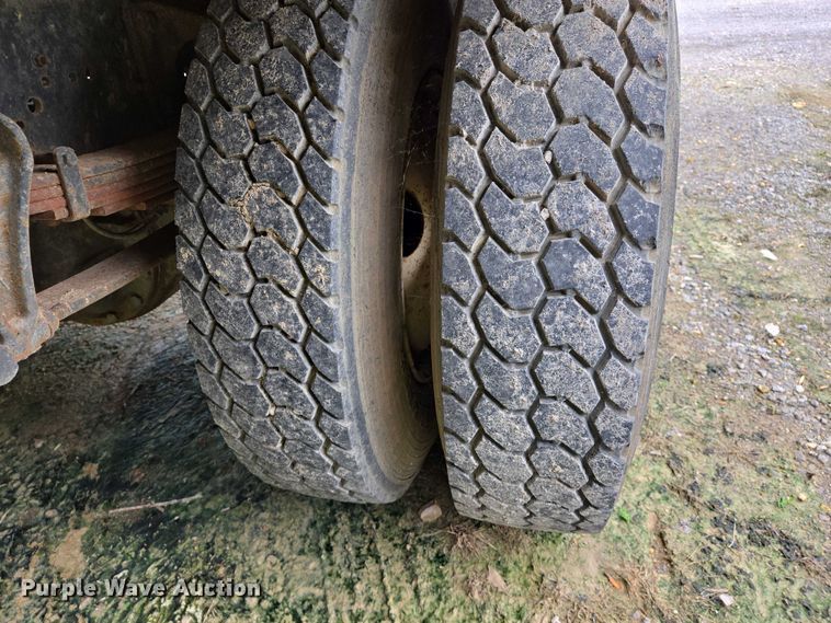 image for item DW7054 2003 International 4200 box truck