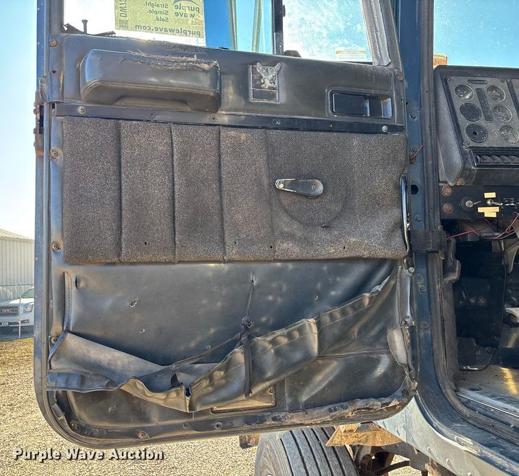 image for item DW7343 1991 International 9400 grapple truck 