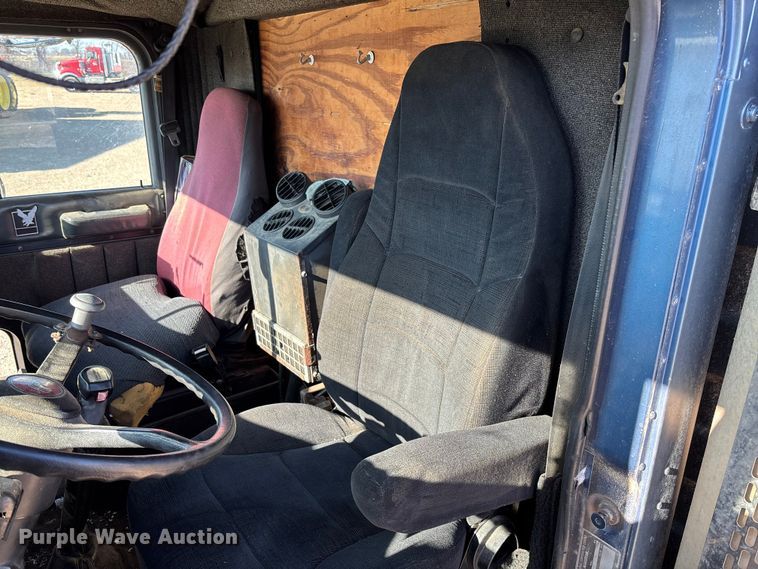 image for item DW7343 1991 International 9400 grapple truck 