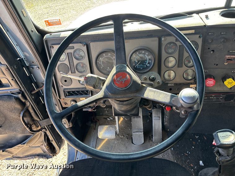 image for item DW7343 1991 International 9400 grapple truck 