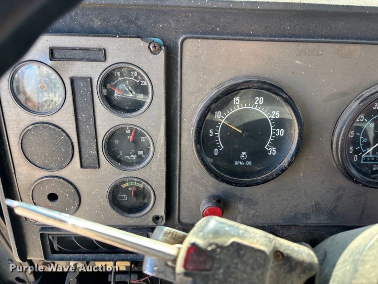 image for item DW7343 1991 International 9400 grapple truck 