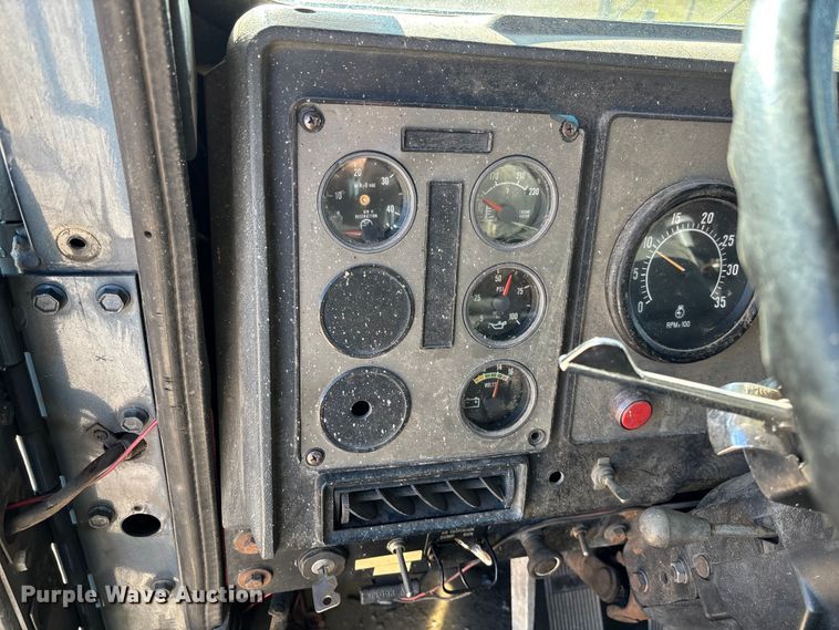 image for item DW7343 1991 International 9400 grapple truck 