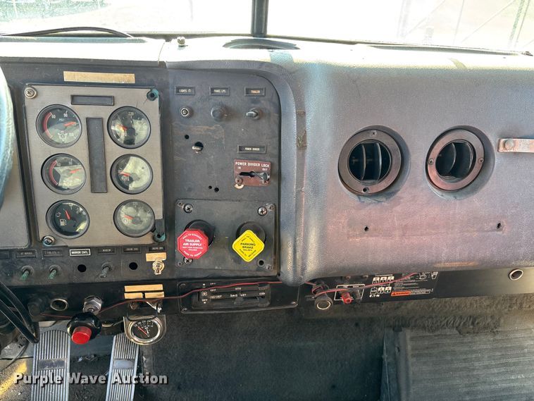 image for item DW7343 1991 International 9400 grapple truck 