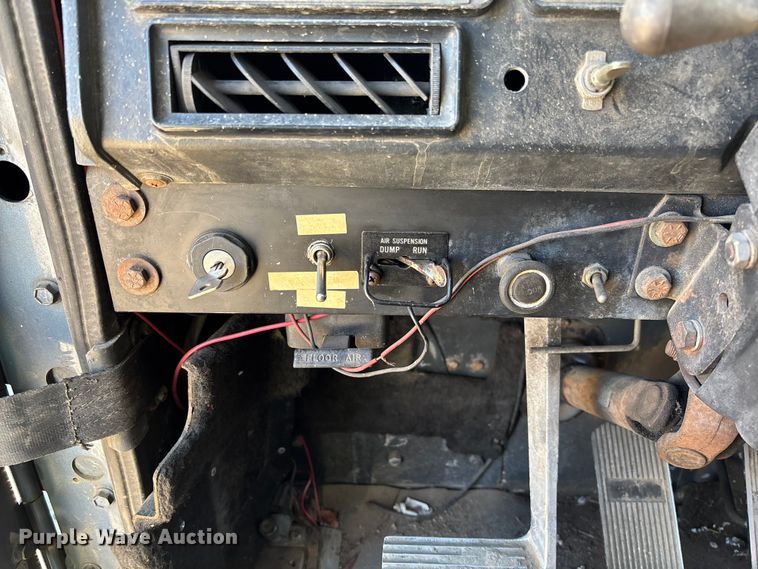 image for item DW7343 1991 International 9400 grapple truck 