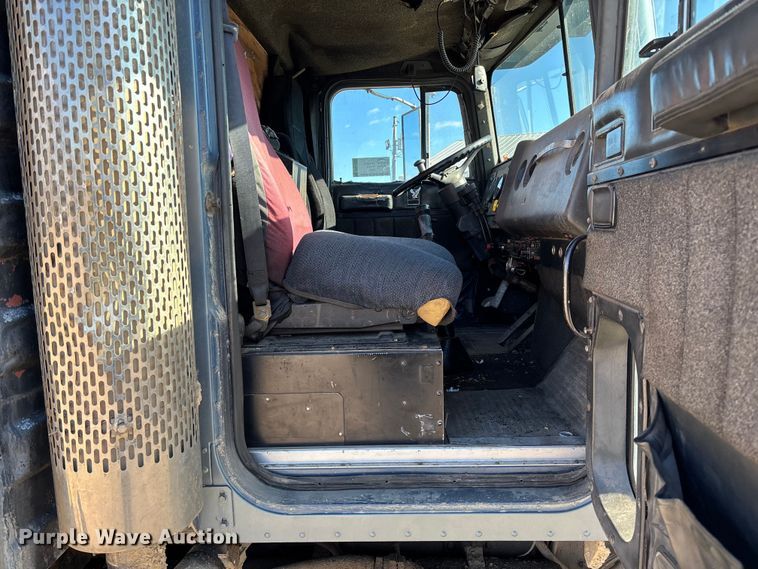 image for item DW7343 1991 International 9400 grapple truck 