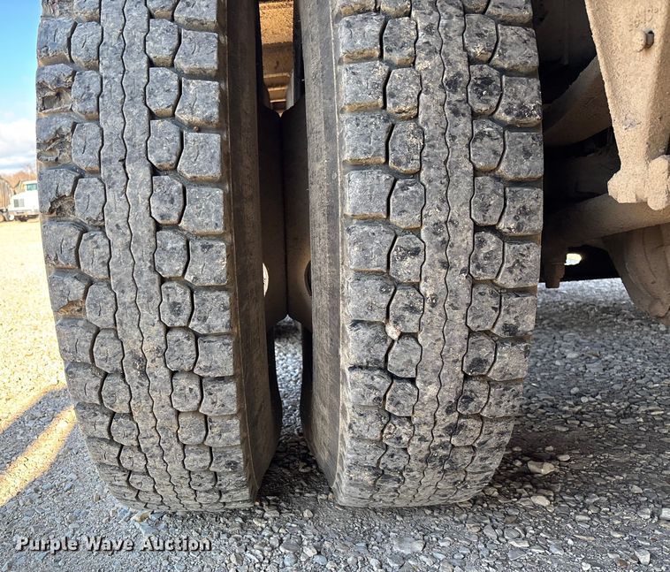 image for item DW7343 1991 International 9400 grapple truck 