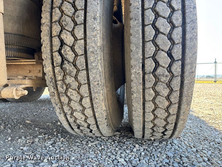 image for item DW7343 1991 International 9400 grapple truck 