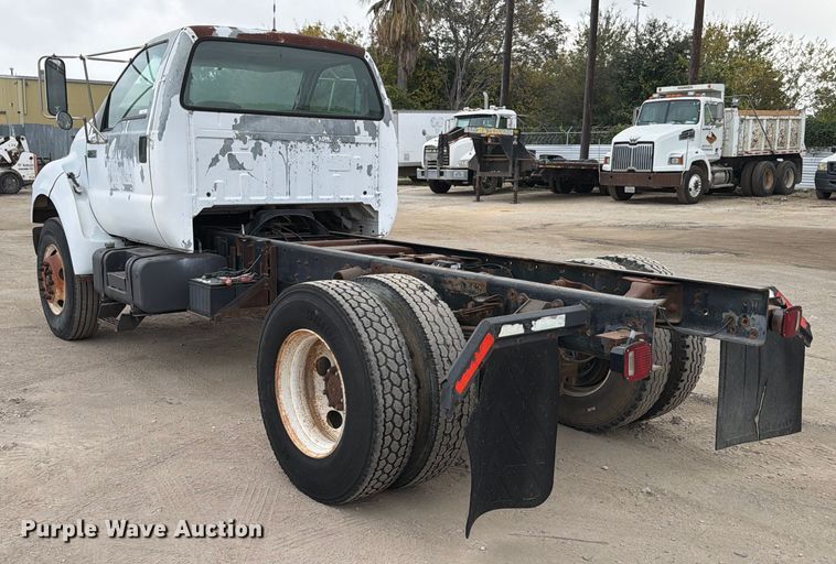 image for item DX5885 2000 Ford F750 truck cab and chassis