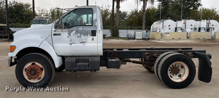 image for item DX5885 2000 Ford F750 truck cab and chassis