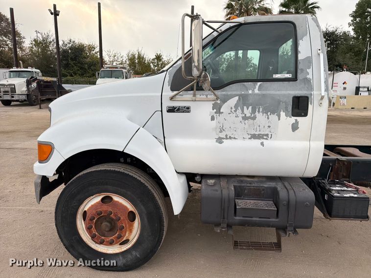 image for item DX5885 2000 Ford F750 truck cab and chassis