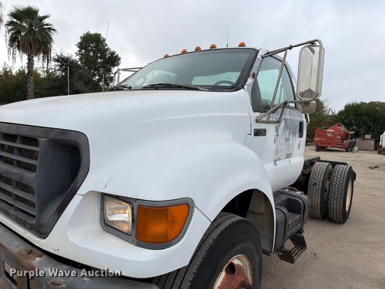 image for item DX5885 2000 Ford F750 truck cab and chassis
