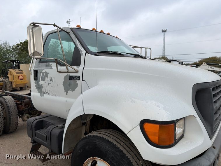 image for item DX5885 2000 Ford F750 truck cab and chassis