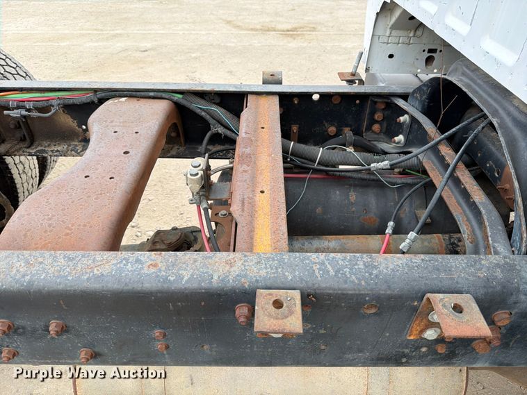 image for item DX5885 2000 Ford F750 truck cab and chassis