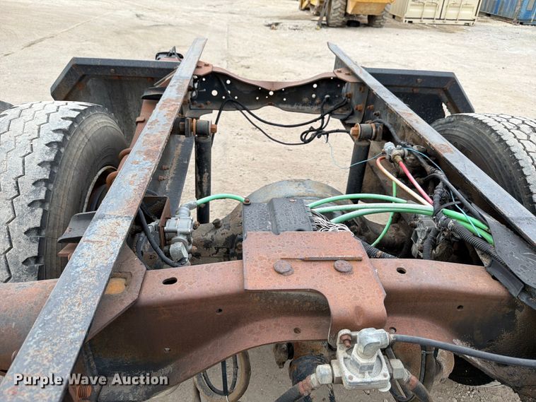 image for item DX5885 2000 Ford F750 truck cab and chassis