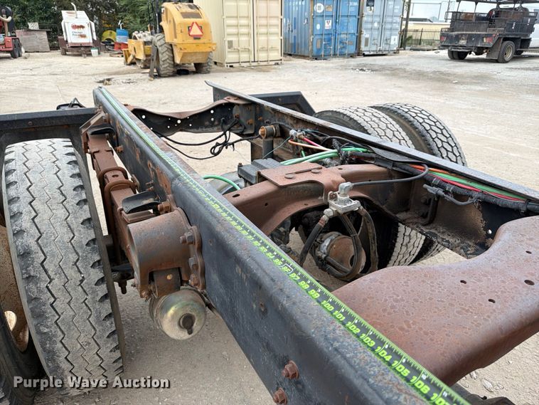 image for item DX5885 2000 Ford F750 truck cab and chassis