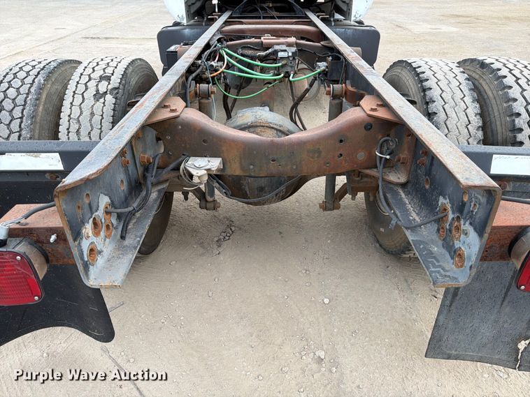 image for item DX5885 2000 Ford F750 truck cab and chassis