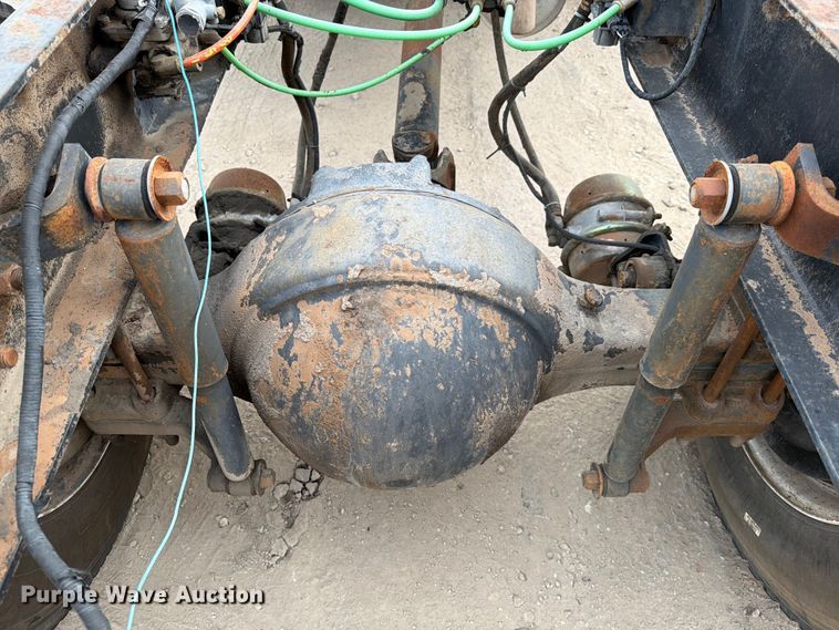 image for item DX5885 2000 Ford F750 truck cab and chassis