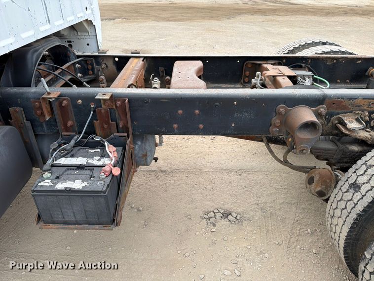 image for item DX5885 2000 Ford F750 truck cab and chassis