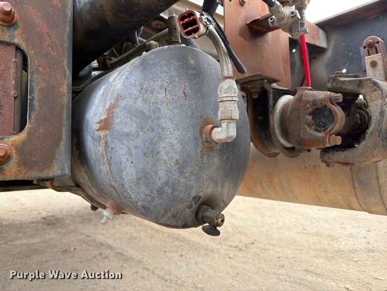 image for item DX5885 2000 Ford F750 truck cab and chassis