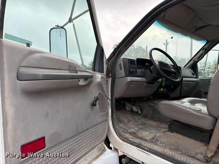 image for item DX5885 2000 Ford F750 truck cab and chassis